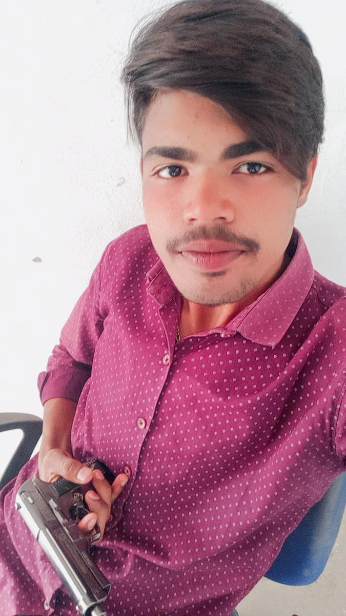 RAJVS122's tweet photo. हाथ मे बंदूक और चाकू नाम योगी रखा है 
रोज शाम को होती है पार्टी 
ये sonipat sector 7 ka rahene wala hai jo hath me चाकू और बंदूक liye huye photo Aur video bana raha hai 
@112Haryana @SonipatPolice @ABPNews @New_India_News @spnewslive @112UttarPradesh 
8307230152 https://t.co/Pjma5mTyzP