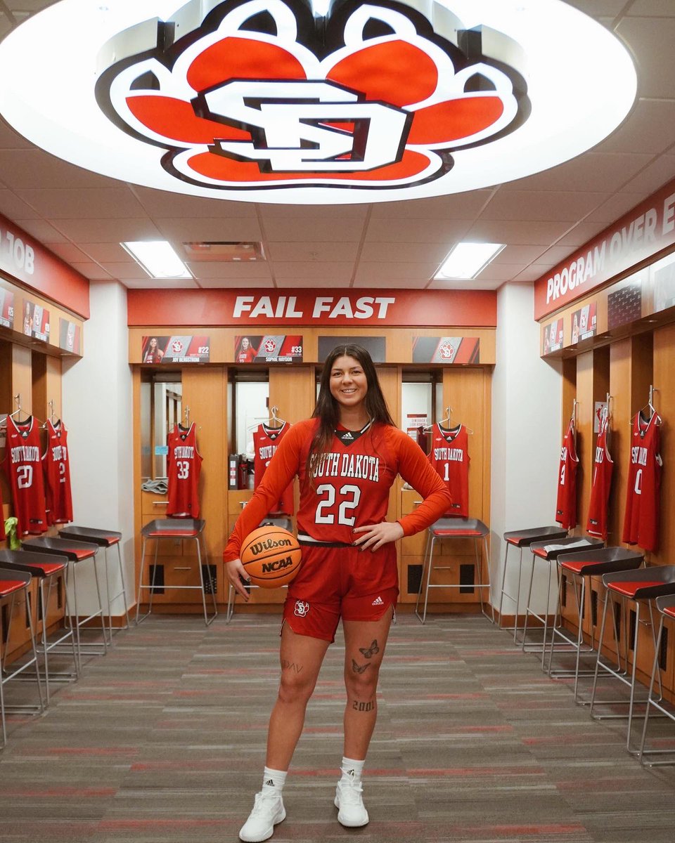 Deperry11's tweet photo. 100% COMMITTED!!!! South Dakota what’s good??? 5th year let’s get after it 🤩🤩🤩🤩 so thankful for this amazing opportunity thank you Coach Kayla, Coach Ty, Coach Gabby and coach TI!!!! Grateful❤️ https://t.co/0C5MiO419f