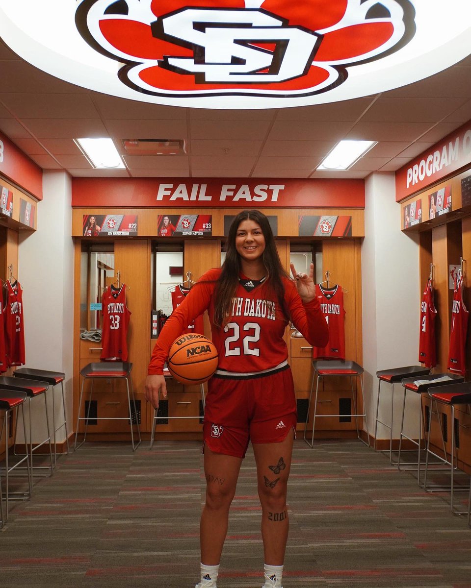 Deperry11's tweet photo. 100% COMMITTED!!!! South Dakota what’s good??? 5th year let’s get after it 🤩🤩🤩🤩 so thankful for this amazing opportunity thank you Coach Kayla, Coach Ty, Coach Gabby and coach TI!!!! Grateful❤️ https://t.co/0C5MiO419f