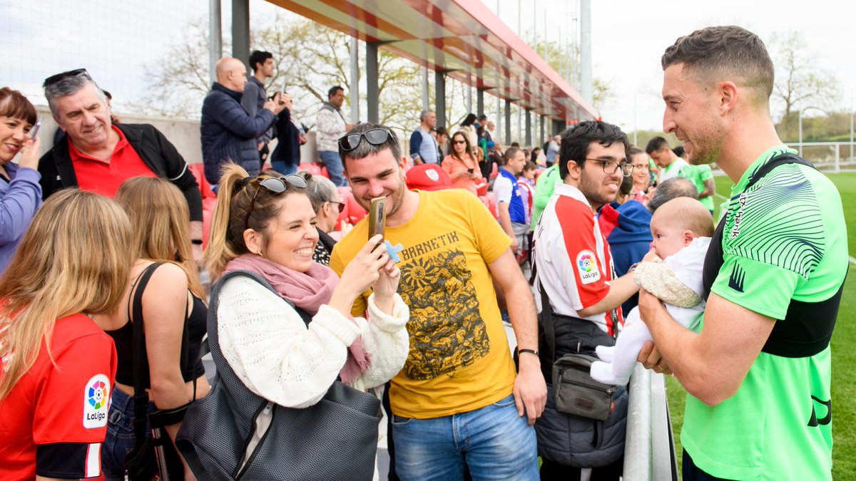 AthleticClub's tweet photo. 📸 Los entrenamientos a puerta abierta siempre dejan imágenes bonitas 😋

#AthleticClub 🦁 https://t.co/Jrc5JIMjUD