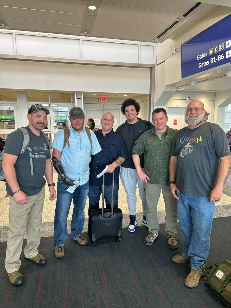 Johnny_Joey's tweet image. A dozen Marine Techs meeting up South Dakota today to raise money for, then hunt Wings Of Valor. Thanks @govkristinoem for introducing me!
