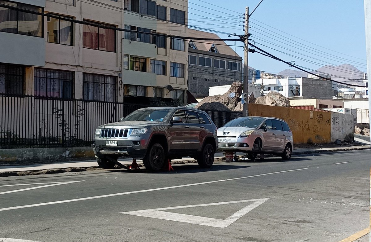 elgranvia's tweet photo. Vecino de calle Blumell esquina Avenida Croacia denuncia reparaciones de vehículos en la vía pública. #Antofagasta https://t.co/diGnn9AO9Y
