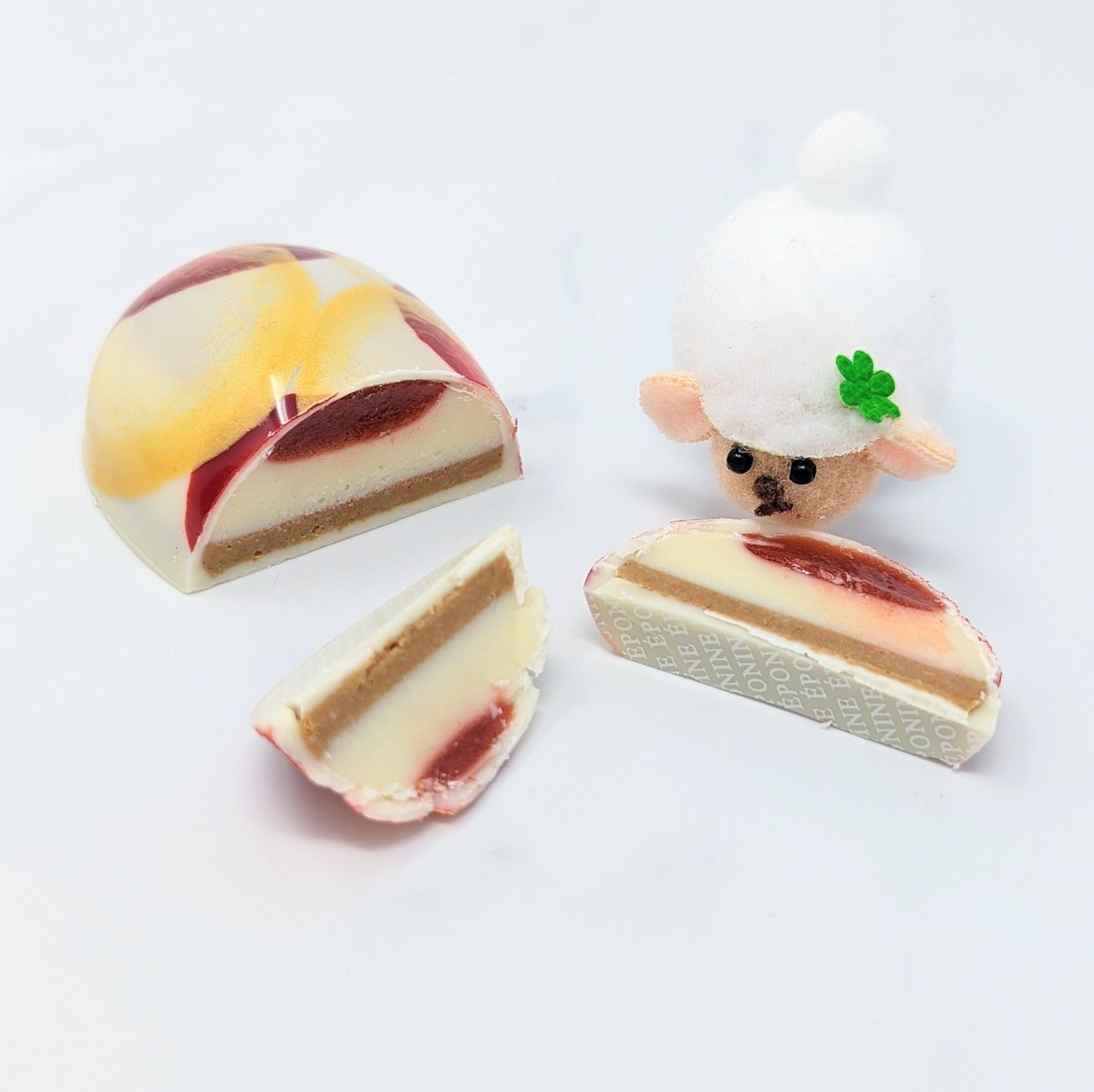 EponineChoc's tweet photo. Part snack bar, part Easter egg... Introducing The Sn'egg!
🥚
This Strawberry Cheesecake Sn'egg has layers of strawberry compote, cheesecake ganache and biscuit praline in a white chocolate shell.
🐣
With 3 newly hatched Sn'eggs for you to discover, which will you try first? https://t.co/gvUBCAGIzH