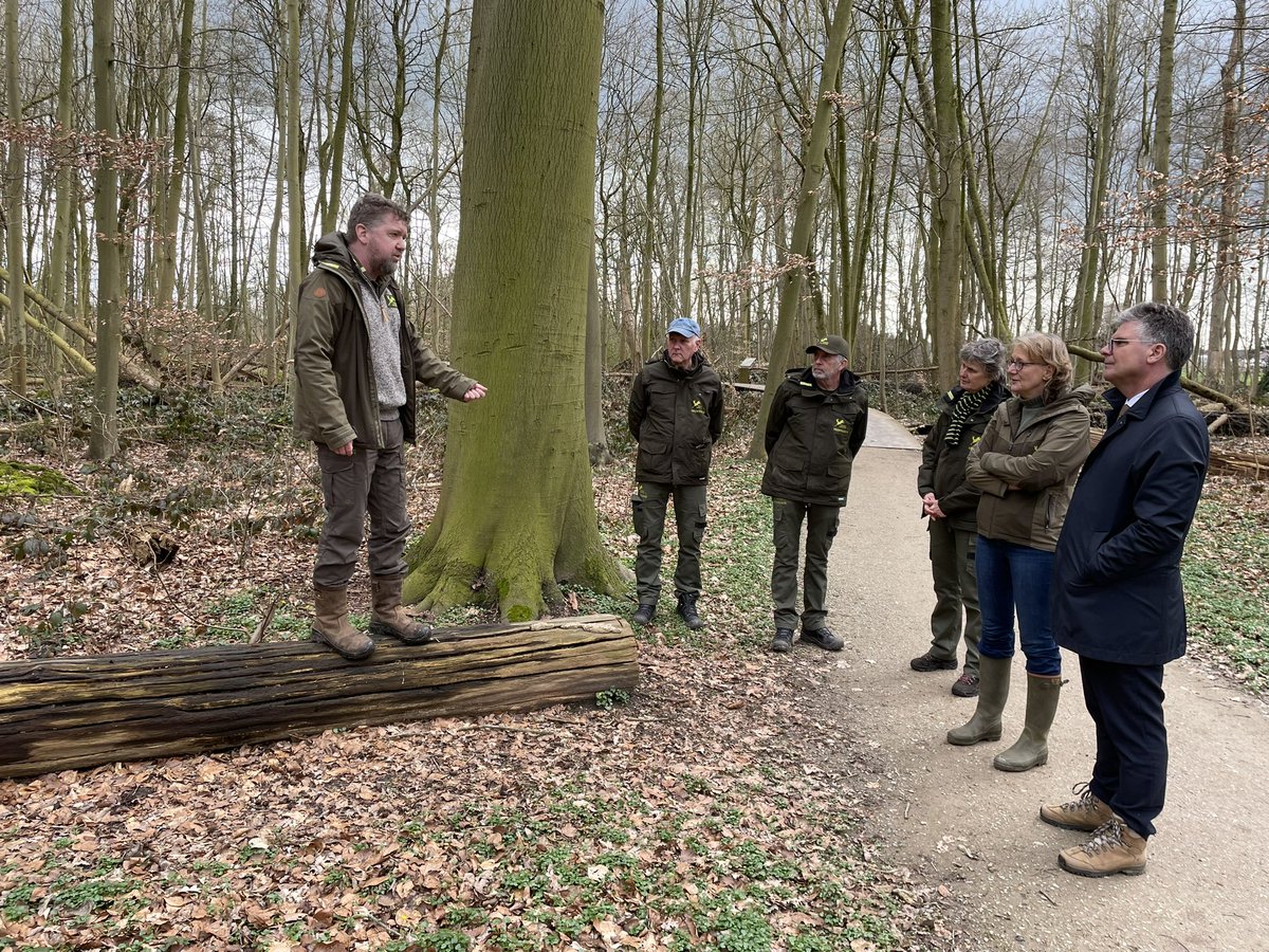 ProvUtrecht's tweet photo. Op landgoed Oostbroek ontving directeur @saskiavandockum van @UtrLandschap cvdK @HansOosters. De commissaris zag er onder meer de hoogste es van NL, de eik die 50 jr geleden omwaaide, werd bijgepraat over droogteproblemen en sprak vrijwilligers. https://t.co/xoW2rZCL2G