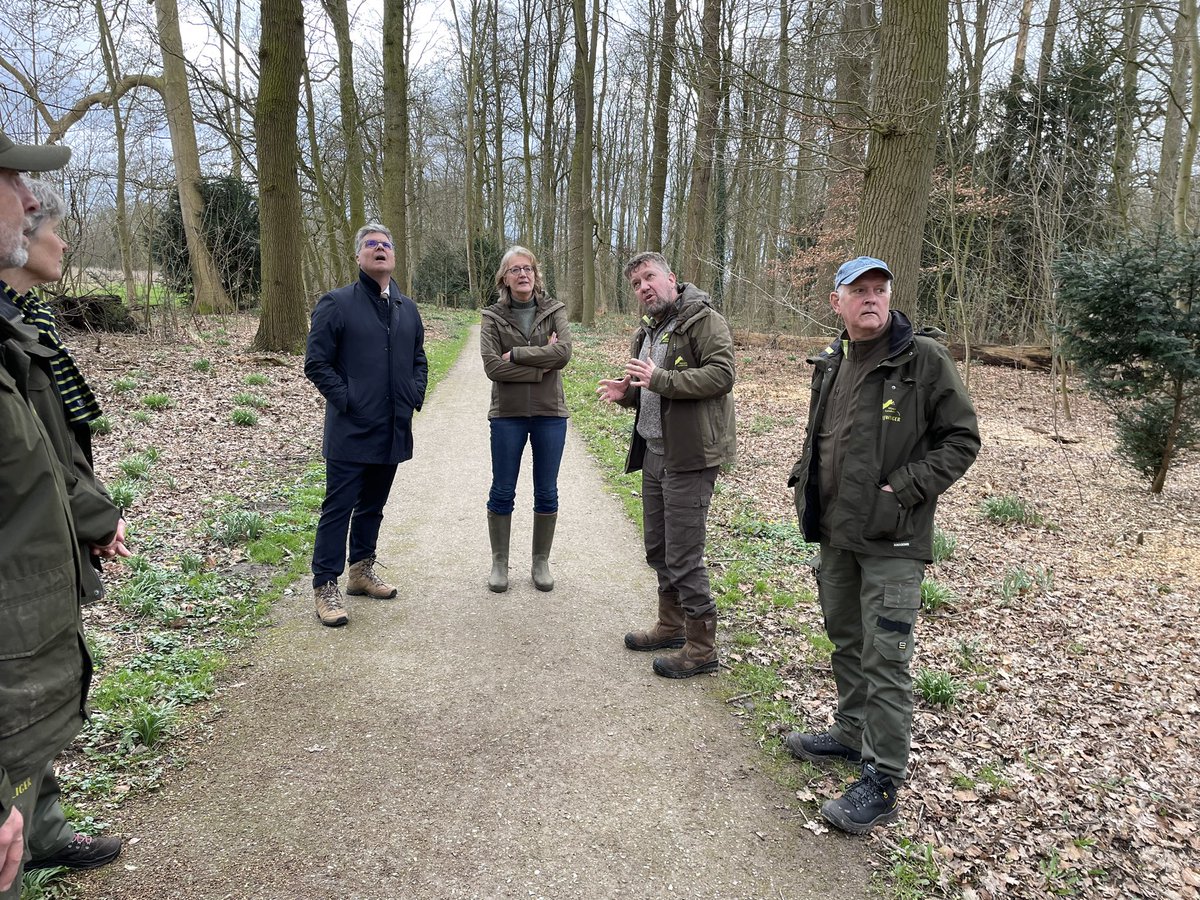 ProvUtrecht's tweet photo. Op landgoed Oostbroek ontving directeur @saskiavandockum van @UtrLandschap cvdK @HansOosters. De commissaris zag er onder meer de hoogste es van NL, de eik die 50 jr geleden omwaaide, werd bijgepraat over droogteproblemen en sprak vrijwilligers. https://t.co/xoW2rZCL2G