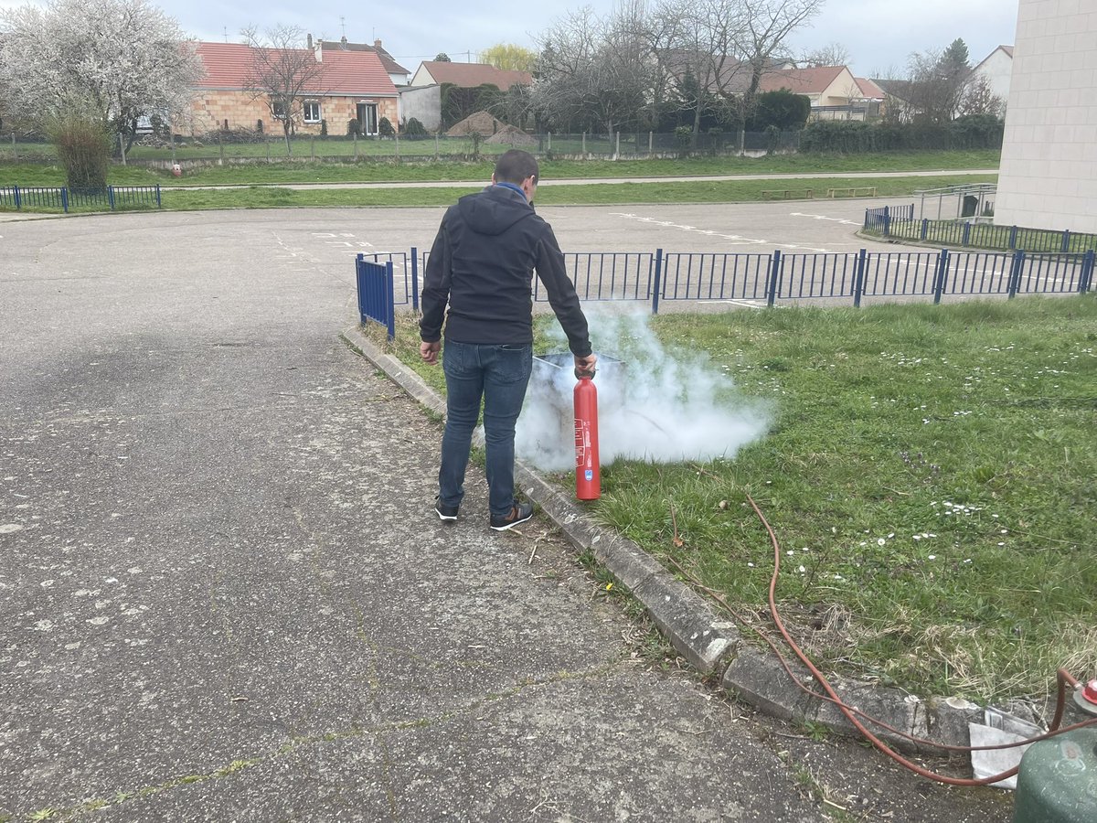 P. Beaudonnat, formateur SST, incendie, est venu former les personnels du collège à l’utilisation des extincteurs. 
Savoir observer un feu, son origine et prendre la bonne décision pour éteindre le feu. Sécuriser le collège et ses élèves, 
<a href="/DSDEN_03/">DSDEN Allier</a> <a href="/acclermont/">Académie de Clermont-Ferrand</a>
