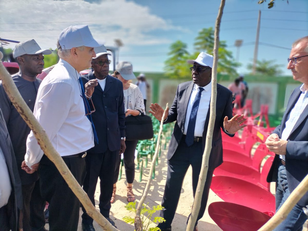 LERURAL2's tweet photo. Gaston Dossouhoui, a reçu plusieurs équipements de mécanisation adaptés aux pratiques agroécologiques. Subventionnés par @AFD_France  (AFD) dans le cadre de la 2è phase du projet TAZCO, la livraison de ces matériels agricoles a été assurée par la #SoNaMA 2⃣⤵️ https://t.co/6Fs2Dyfsgb