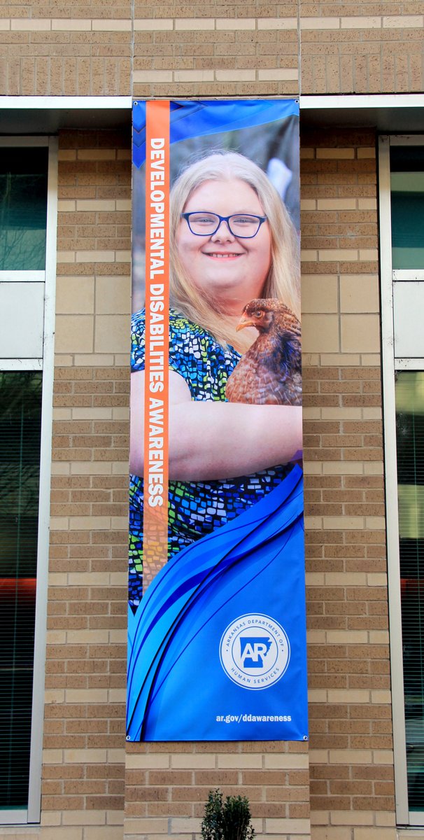 AGIPrinting's tweet photo. Spring's in the air so it's time to clean up outdoors. We printed and installed these new banners along Main Street for the Arkansas Department of Human Services (DHS). Let us know when you're ready to print your outdoor signs and banners. Call us at 501-376-8436! https://t.co/B1jVjeAqry