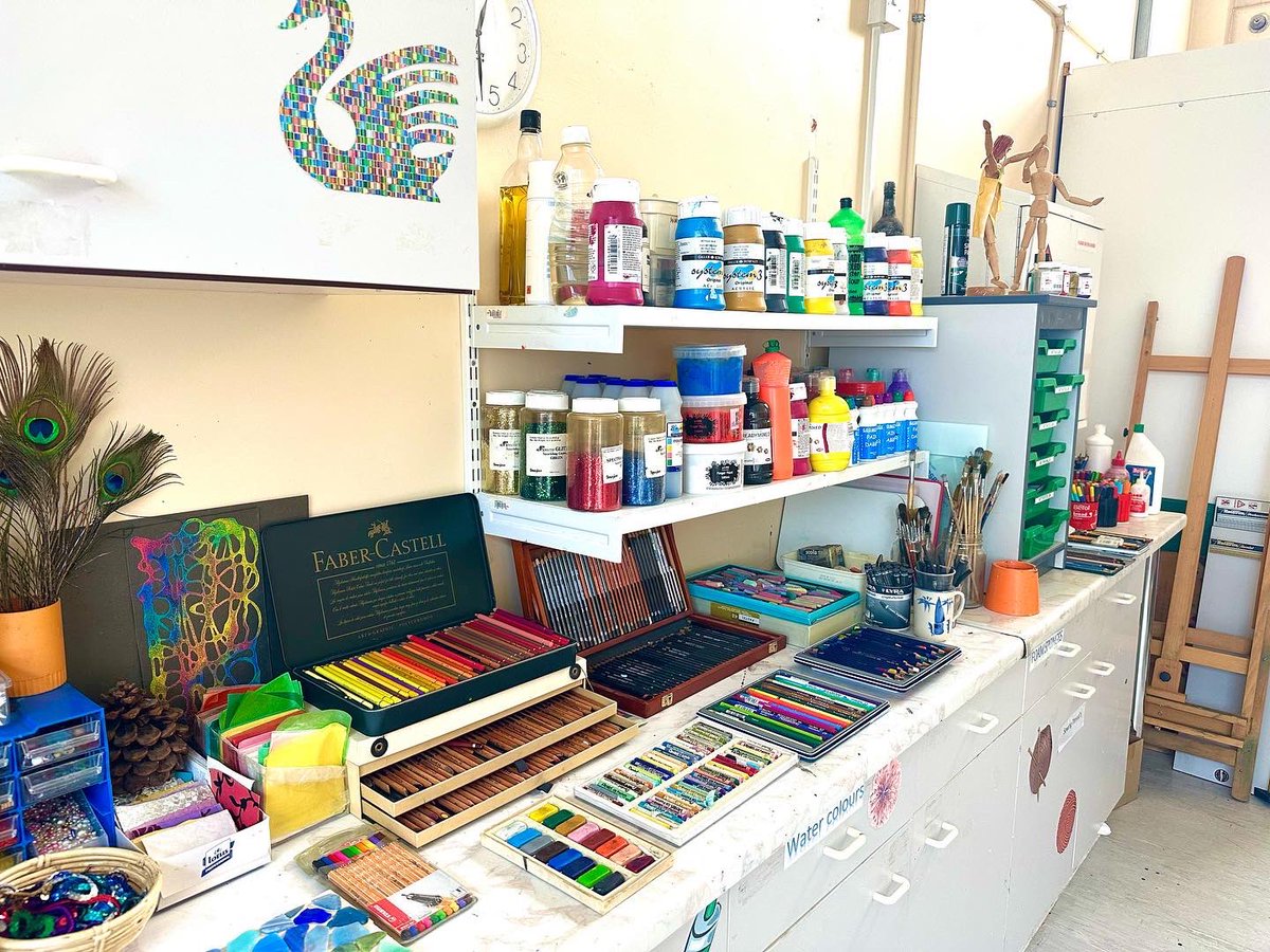 Tidied and organised our little art therapy corner of the world today in @BDCFT_CMHT, bright and inviting for our wonderful clients to get explorative with 🌈🖍️🎨  #arttherapy #expressivetherapies #communitymentalhealth