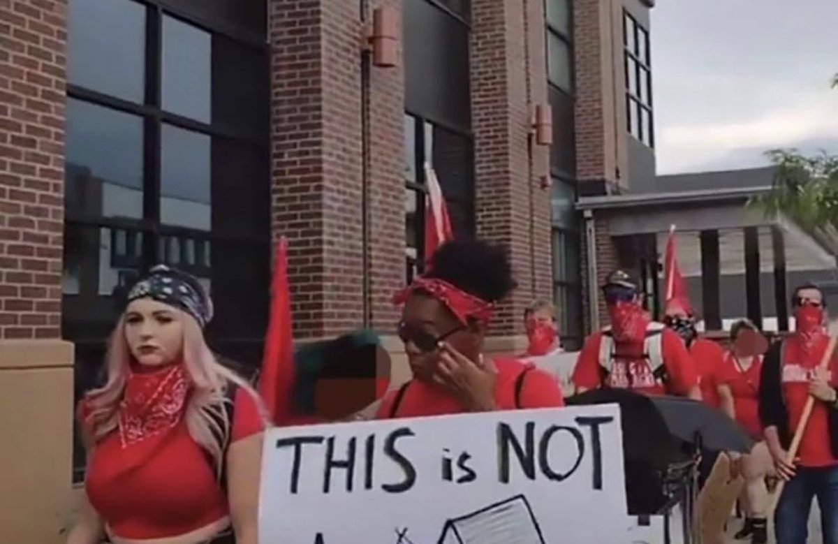 rahiemshabazz's tweet image. 🚨 EMERGENCY: The white woman on the left with the pink hair at a Black Lives Matter protest is an UNDERCOVER POLICE OFFICER from Colorado Springs named April Rogers.

With the help of the FBI, she created a fake identity named Chelsie, and pretended to be a sex worker that was…