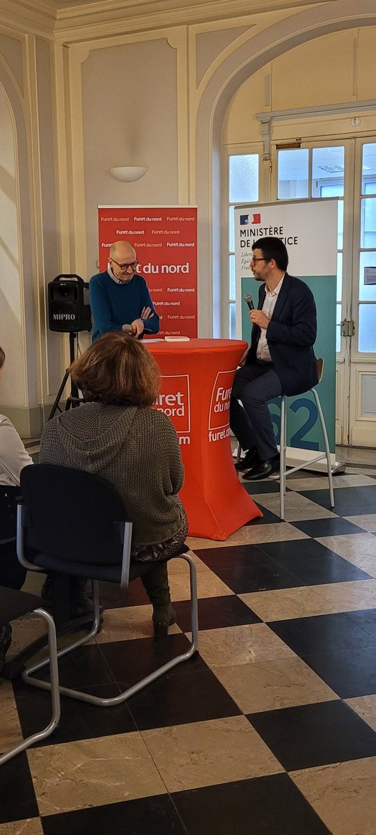 Rencontre littéraire au tribunal judiciaire d'ARRAS,  avec pour invité d'honneur Mathieu DELAHOUSSE, reporter au Nouvel Obs, auteur. 
Le public est au rendez-vous. #arras,<a href="/PTJArras/">Présidente du TJ d'Arras</a>