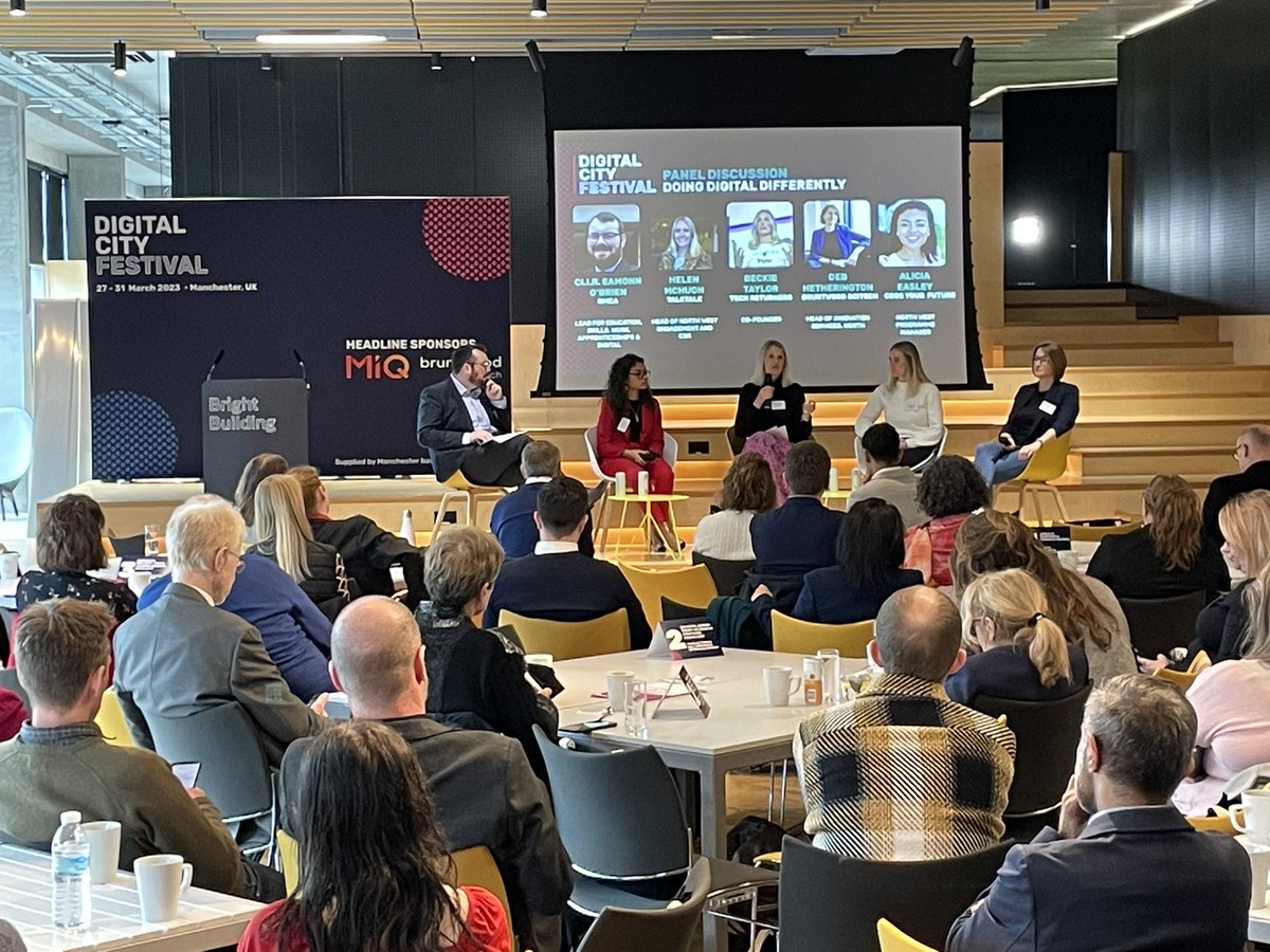 What makes a city smart? Cities are smart because of the innovative thinking of the people within them, but connectivity is key. Great points from <a href="/DebDoesDigital/">DebHetherington</a> on the #doingdigitaldifferently panel . #DCF23 #smartcities