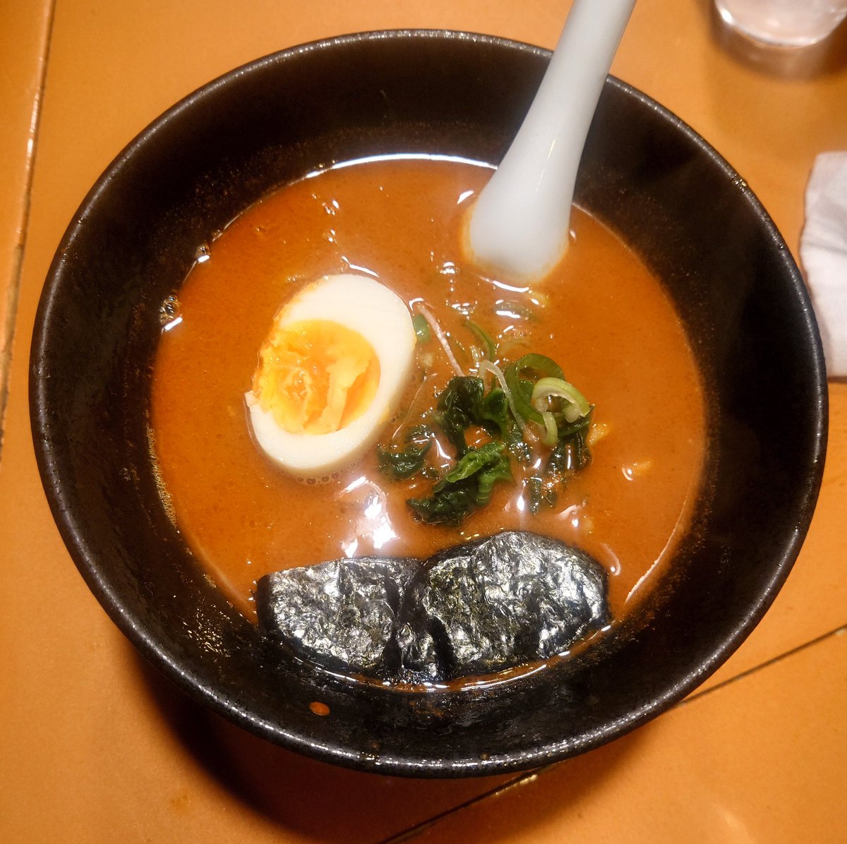SEXY_GEORGE_'s tweet photo. 八戸市長横町 昭和通り
よっぱらいほやじ斜め向かい2F
🍜麺酒 ほんずなし🍜
二郎ラーメンにんにくスペシャルw🤣
刻みニンニクのほうが好みですが今回おろししかなく🧄
激辛10倍を汗ひとつかかずに食べる人と🤩🔥
#哀愁伝わりますか #二郎ラーメン #激辛 #激辛ラーメン #ニンニク #餃子 #長横町 #大蒜 https://t.co/aO2zPq8Hzy