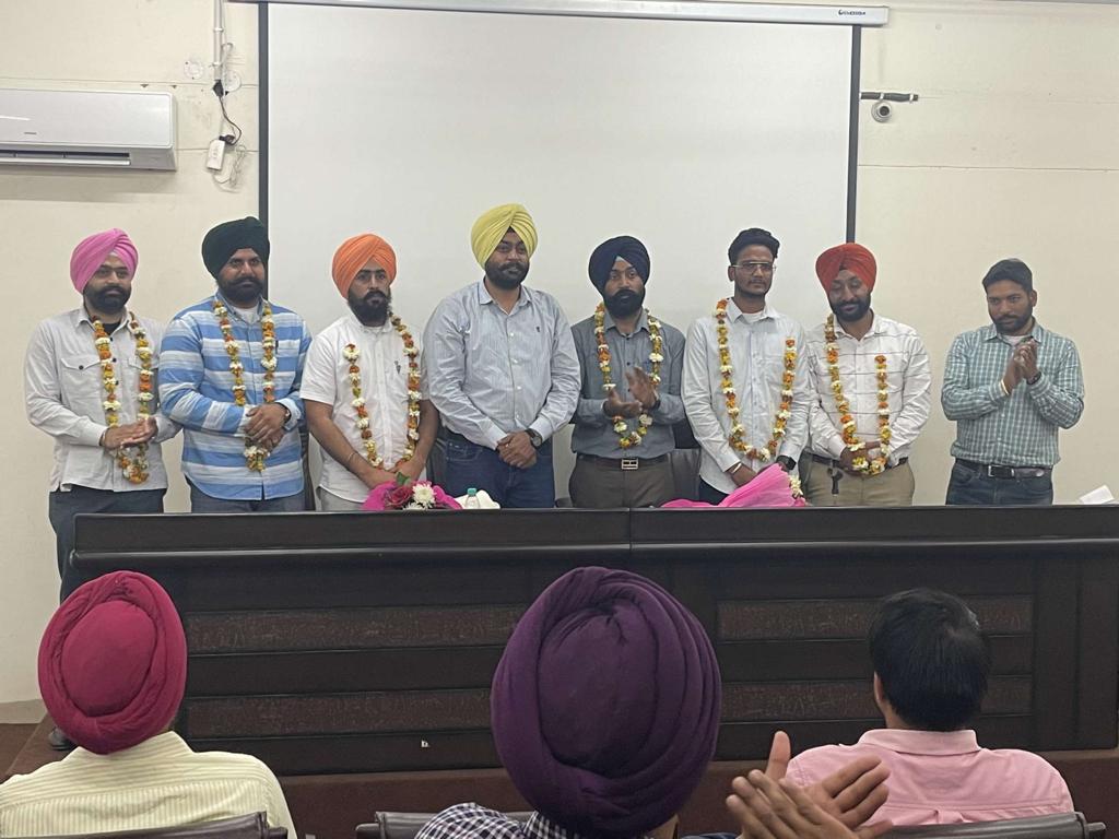 PdsaAgri's tweet photo. 23 ਮਾਰਚ 2023 ਨੂੰ ਲੁਧਿਆਣਾ ਵਿਖੇ ਖੇਤੀਬਾੜੀ ਵਿਕਾਸ ਅਫਸਰਾਂ ਦੀ ਜਥੇਬੰਦੀ ਪਲਾਂਟ ਡਾਕਟਰਜ ਸਰਵਿਸਜ਼ ਐਸੋਸੀਏਸ਼ਨ ਪੰਜਾਬ ਦੀ ਹੋਈ ਚੋਣ ਵਿੱਚ ਸਰਬ ਸੰਮਤੀ ਨਾਲ ਡਾ ਜਸਵਿੰਦਰ ਸਿੰਘ ਸਿੱਧੂ ਸੂਬਾ ਪ੍ਰਧਾਨ ਅਤੇ  ਡਾ ਗੁਰਿੰਦਰਜੀਤ ਸਿੰਘ ਮੀਰਪੁਰੀਆ ਜਨਰਲ ਸਕੱਤਰ ਚੁਣੇ ਗਏ।
#23March
#unity
#pdsa https://t.co/VUPZoh380x