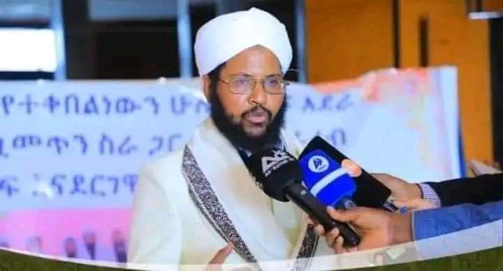 MuhammadAwel6's tweet photo. የላፍቶ ቢላል መስጅድ  ዋና ኢማም ሸይኽ ሙሐመድ ጠይብ ታስረዋል 
የላፍቶ ቢላል መስጅድ ሙዓዚን  ሸይኽ አብዱልከሪም  ልጃቸውን ሊጠይቁ በሄዱበት  እዛው አሰቀርተዋቸዋል
መስጅዱን ባለቤት አልባ አደረጉት وَٱصْبِرْ لِحُكْمِ رَبِّكَ فَإِنَّكَ بِأَعْيُنِنَا ۖ https://t.co/qjX0rTzIjZ