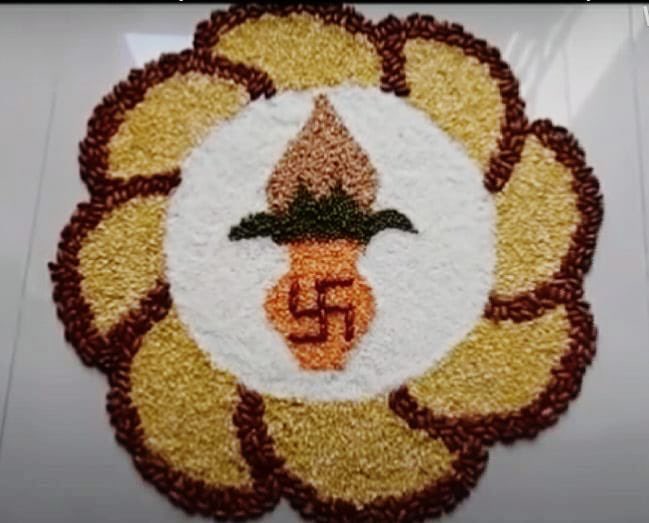 PoshanAbhyanJMT's tweet photo. विभिन्न आंगनबाड़ी केंद्र मे पोषण पखवाड़ा आयोजन किया जा रहा है।इस क्रम मे अनाज हरी साग सब्जी से आकर्षक रंगोली बनाकर ग्रामीण महिलाओ को अंतर्राष्ट्रीय अनाज वर्ष 2023 के महत्व को बताया जा रहा है@MinistryWCD @POSHAN_Official @PoshanAbhiyaan @JharkhandPoshan @JobaMajhi @Dist_Admin_Jmt https://t.co/g7nTTMfFYX