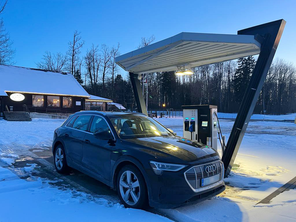 circontrol_com's tweet photo. ❄️ We say goodbay to winter and hello to spring with this gorgeous snowy charger! 🌱
Look at this beautiful #Raption50 working at full capacity at Lithuania ☃️
✨ Don’t you think it fits perfectly?😍
👉https://t.co/aNWxufxDoB
#wintercharge #EVcharging #fastcharging https://t.co/0KppWFl5z9