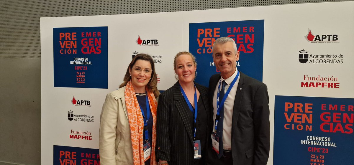 LolaPortelaPsi's tweet photo. Encuentro con estupendos compañeros de @Sepadem_ES en el Congreso Internacional de Prevención y Emergencias #CIPE23 organizado por @APTBBomberos y
@fmapfre.
Gracias @NataliaLorenzoR y @LaurentAlfonso
por vuestro tiempo y vuestro conocimiento. #PsicologiadeEmergencias https://t.co/82hzS06h1d