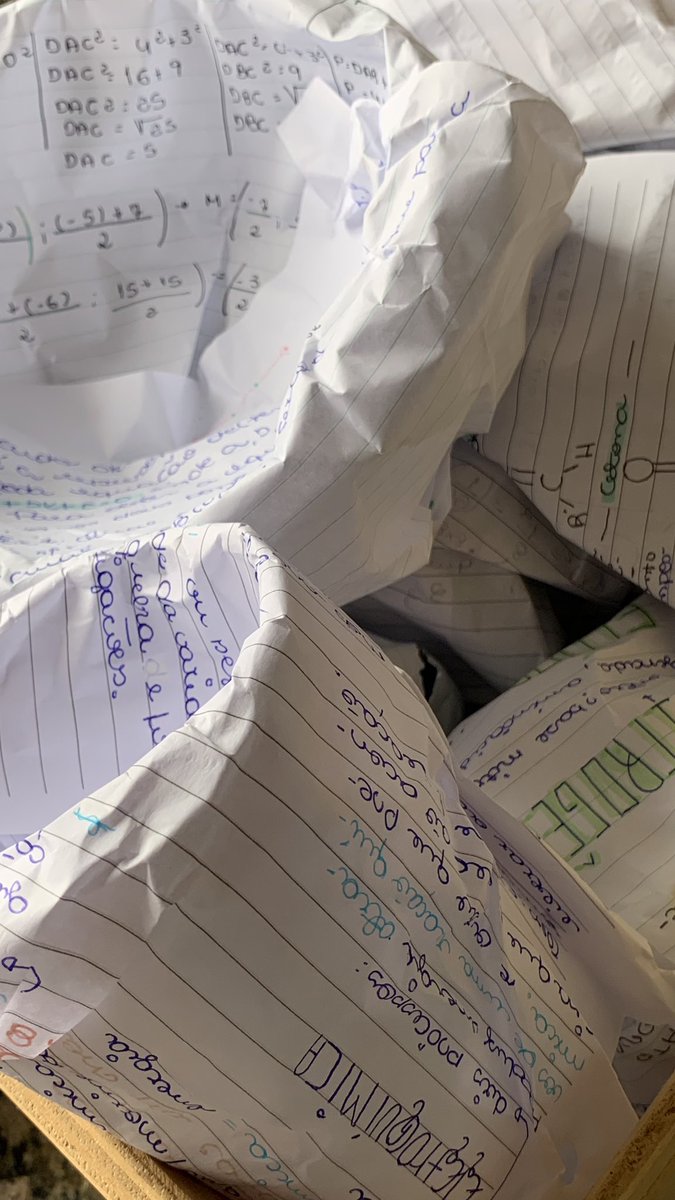 dracuida's tweet image. um dia ta se matando de estudar ansiosa pela incerteza de ter passado ou não, e no outro ta usando os livros e apostilas de vestibulanda p embrulhar as coisas da casa nova pq passou no vestibular