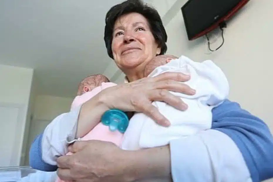 poponze's tweet photo. 🚨 VEJA: Mãe que deu à luz aos 64 anos é impedida pela justiça de criar os filhos

"Eu estou sem chão, queria poder cuidar dos meus filhos" https://t.co/FZ2vFu2xbK