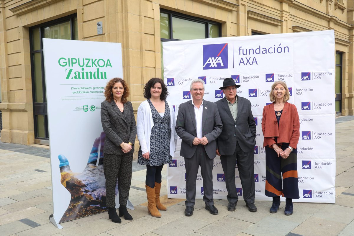 OrainIngurumena's tweet photo. 🌍#SanSebastián acoge una exposición fotográfica al aire libre sobre Cambio Climático comisariada por @joaquinaraujo.🌍

🎞️"Cambio Climático: Cómo evitar un colapso global"
📍Plaza de Okendo
📅Hasta el 10 de abril

#GnatZinema2023 https://t.co/UoWxZxM1cz