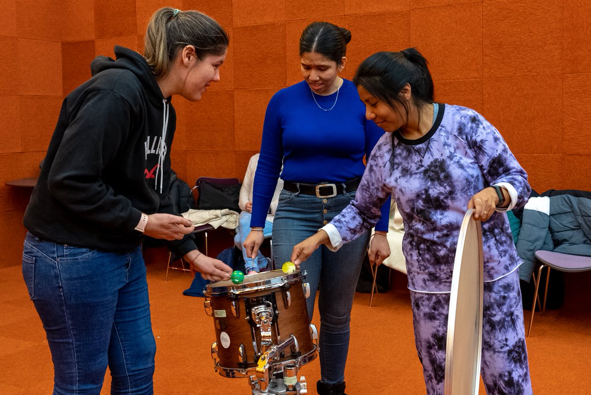 AisCultural's tweet photo. 🎶 Na procura de ritmo e luz cos increíbles docentes de @ArxisEnsemble 🎼
🥁 Na segunda edición de #AProxecciónSonora construímos #SuperBalls para percursión grazas ao enseño de @NoeRodrigoG e #IreneRodríguez 💡 https://t.co/aRwGsO9G9a