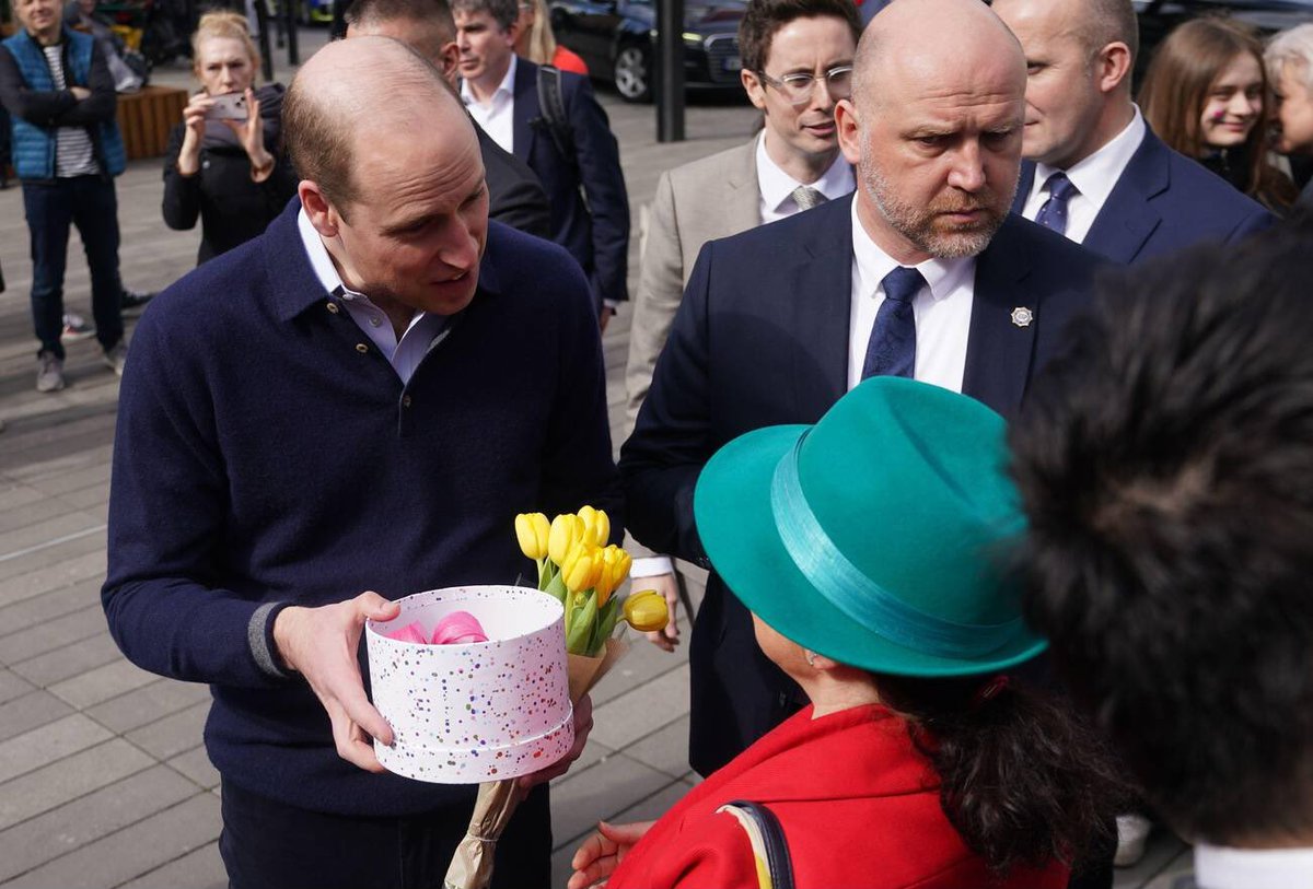 isaguor's tweet photo. The Telegraph:
Outside the food market a milliner handed Prince William a pink felt hat she had made specially for Kate.
“I thanked him and his partner Catherine for all they do and his wife is the greatest promoter of hats in the world.
“I gave him a hat I made for Catherine https://t.co/xu6JAwkdNi