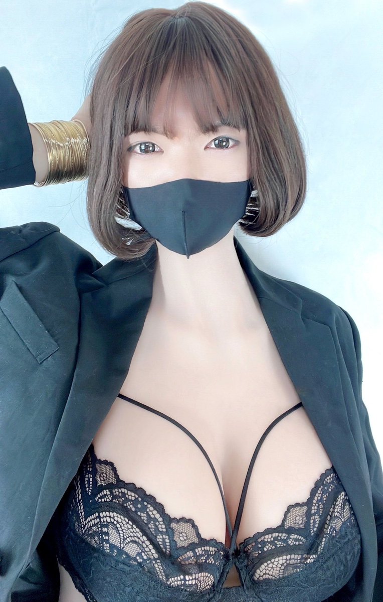 더이상 우려먹을 사진이 없어 이번주말 백만년만의 여장을 앞두고 과거의 추억은 잊은채 이제는 개변태가 되어 이쁜사진보다는 야한사진을 찍고싶은 욕심에 왠지 비장한 각오가 앞서면서도 한편으론 실수로 아이라인 덜지우고 집에왔다가 여친한테 걸리면 뭐라 구라칠까 짱구부터 굴려보는 밤입니다ㅋ