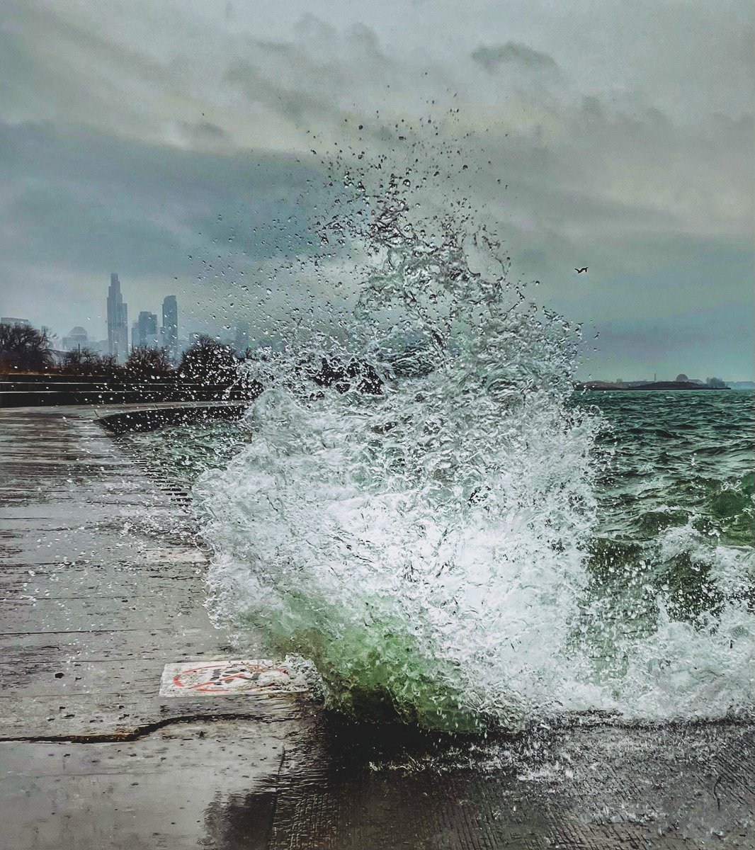 DavidKahn1009's tweet photo. @TracyButlerABC7 winds across the lake made for some nice waves at 31st beach this morning!! #abc7chicago https://t.co/HJ4gVi1ATq