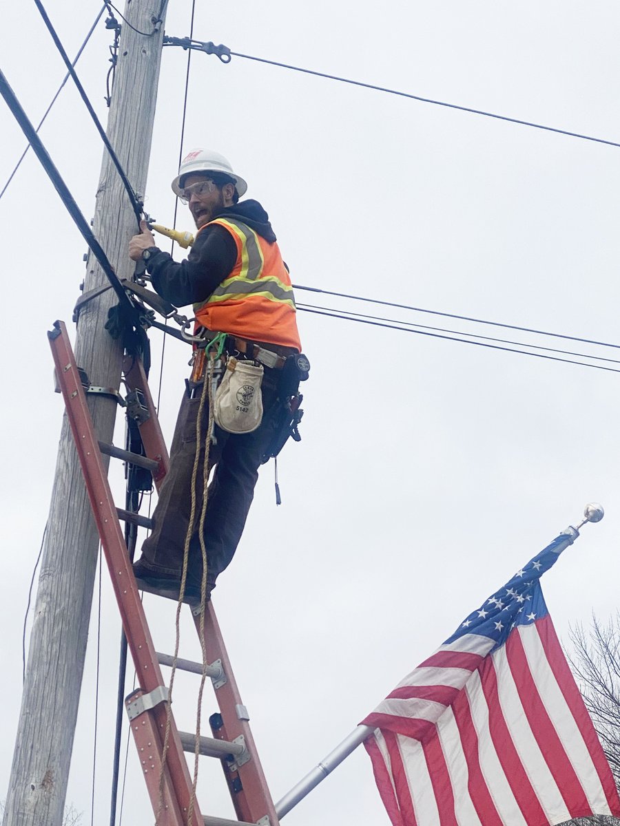 Shoutout to the GWI field engineering team! Here we have Joseph F (giving a thumbs up) and Frank L scaling ladders on a chilly day in Northport, Maine. We are indebted to your efforts and immensely appreciative of your dedication.

#fieldengineering #fieldengineer #fiberbroadband
