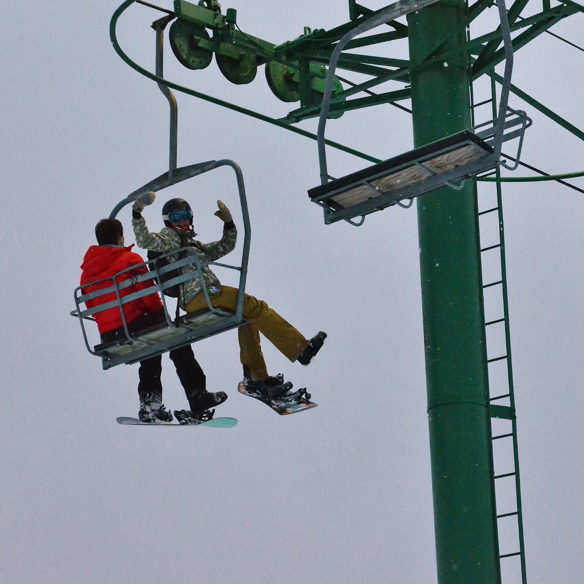 SkiPineKnob's tweet photo. PINE KNOB OPEN FRIDAY
Wednesday and Thursday were a wash due to rain, however we'll be open Friday, March 24, from 3pm to 9pm for one session of skiing and snowboarding. Still time to grab a chair with your friends this season in Southeast Michigan, but only at #SkiPineKnob. https://t.co/y5AidmH3ho