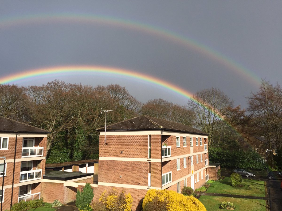 TheFraineTrain's tweet image. There’s a bright double rainbow that actually lands right in my neighbour’s garden 🌈🌈
 #rainbow #PotOGold