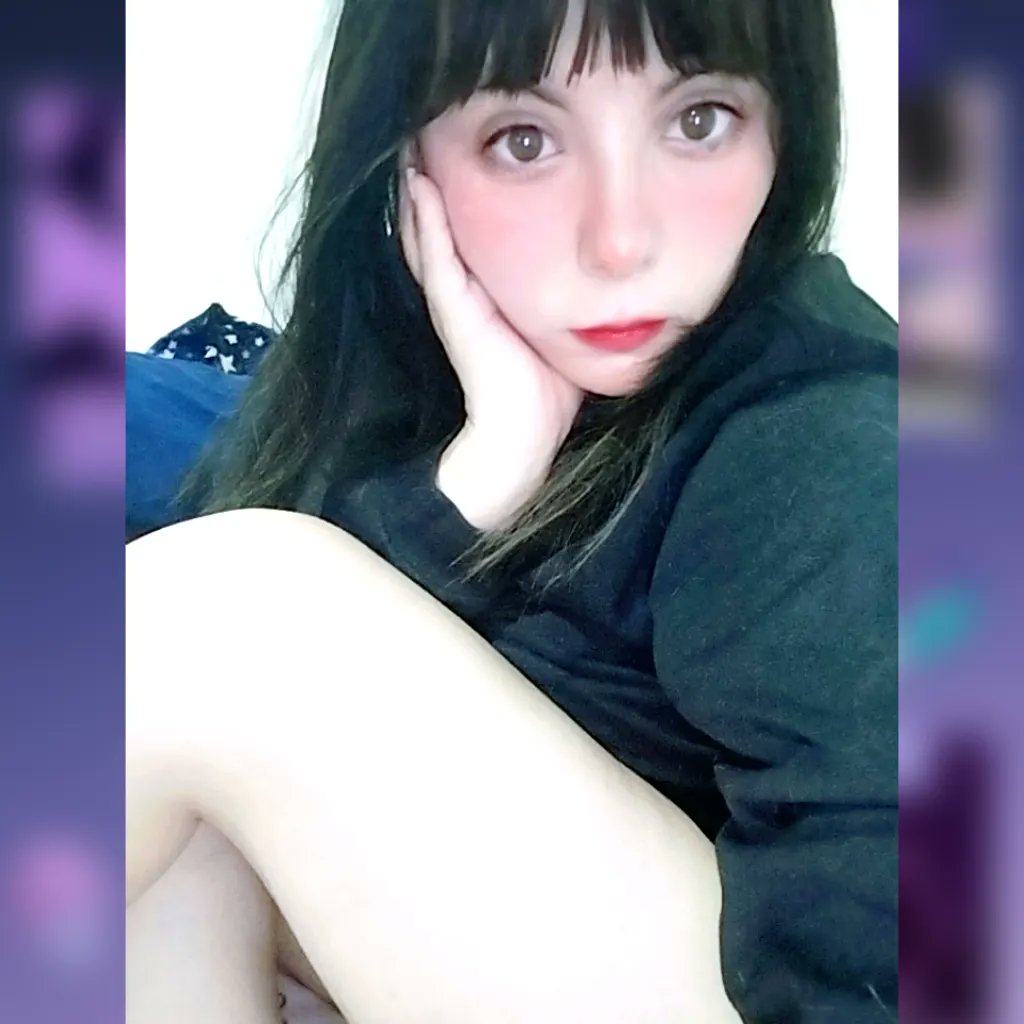 aliceinthecave's tweet photo. Me gusta ponerme tu ropa jsjs 🖤 @Alexander1476_ 😺
#girl #girly #blackismycolor #pinklips https://t.co/mLRZaJvyrK