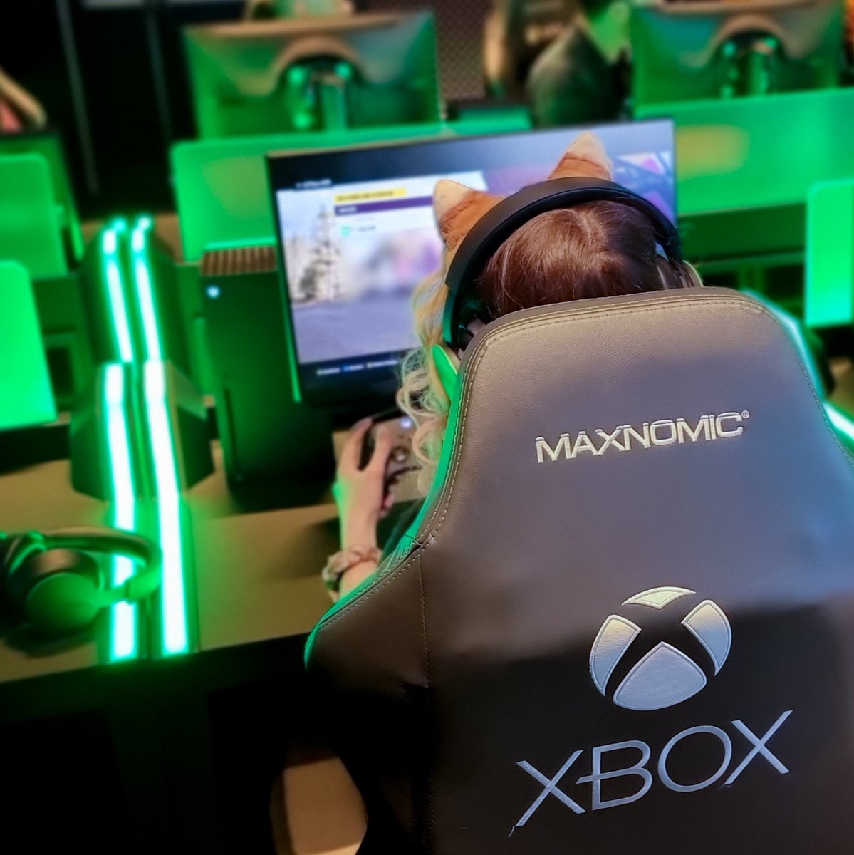 kayPOWXD's tweet photo. I visited the @MicrosoftUK Experience Centre in London and 

💚 Pressed lots of buttons
💚 Played Forza in the Gaming Lounge
💚 "Drove" a Warthog
💚 Got Oreos (by driving badly in Forza)
💚 Watched an #XboxAmbassador Panel
💚 Met lovely people

Eee! #MicrosoftLDN was fun! ✨ #AD https://t.co/gHywBBzJo9