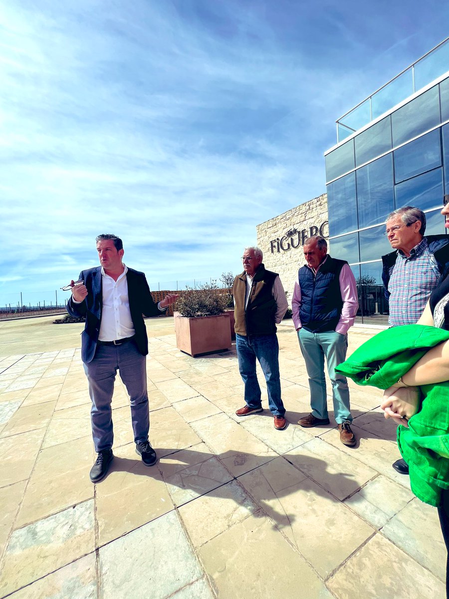 DaphneBarbeito's tweet photo. Ayer visitamos, en tour privado por sus dueños, el viñedo de @tintofiguero en el pueblo de Horro en la Ribera del Duero #figuerowines #tintofiguero #vinostintos https://t.co/kpw1mMBHBF