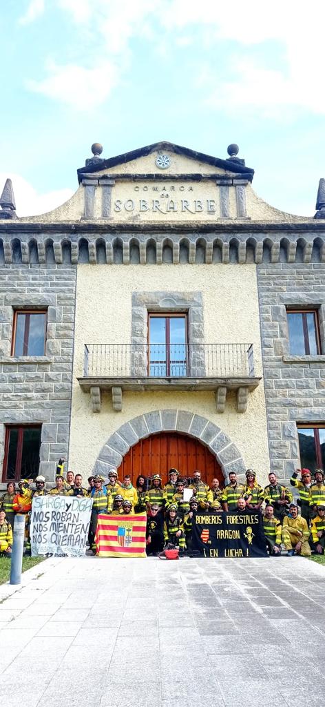 retensabi's tweet photo. Tercer día de #huelga en #sarga. Hoy los #bomberosforestales de #sabiñanigo, #jaca, #laspuña, #boltaña, #graus, #castejondesos, #bailo y #labuerda nos hemos juntado en #boltaña y #ainsa para reivindicar nuestra lucha. 
Muchas gracias a tod@s por la fuerza y los ánimos para seguir https://t.co/DfbaWhnwcM