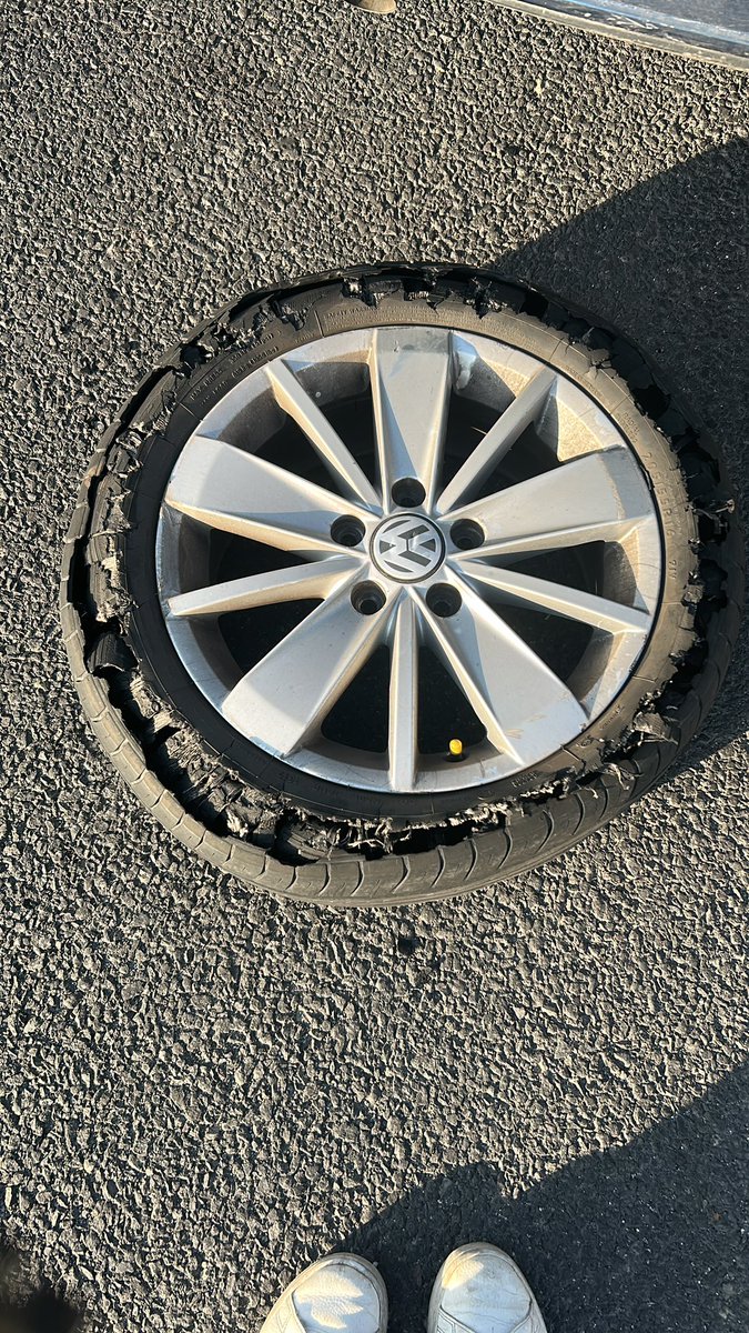 Mariana_Martin's tweet image. Yo me quejo de las pinches calles de este país. Se me acaba de tronar una llanta y seguramente es por alguno de los miles de baches, hoyos y demás madres  #PoderosoQuejumbroso