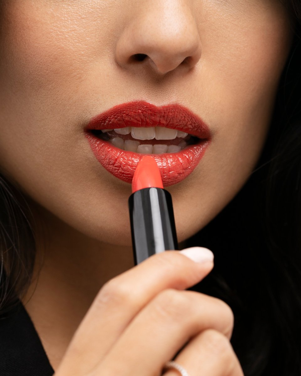 Say "Hola" to the most perfect warm-toned coral shade from Madame Gabriela Beauty ☀️💋

Mexico City at 9pm is a well balanced, medium coral with an orange undertone! 💄

Shop now: thedetoxmarket.ca/collections/ma…