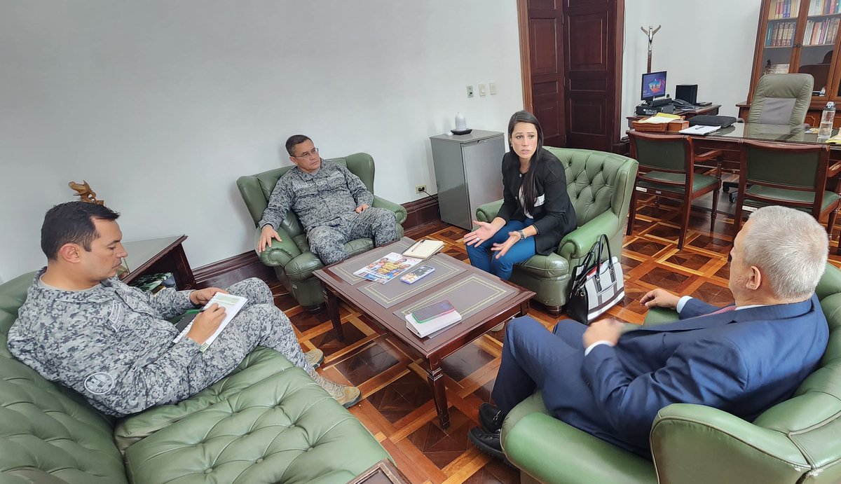 GermanBlancoA's tweet photo. FUERZA AÉREA COLOMBIANA

Con Lina Marcela de los Rios Gerente de Protección y Bienestar Animal @GobAntioquia ante Oficiales Superiores @FuerzaAereaCol 

Tema: Avances interinstitucionales traslado 70 HIPOPÓTAMOS del Magdalena Medio a Santuarios en INDIA y MÉXICO.

Juev 23 Marz 👇 https://t.co/OoGfjyc3Yf