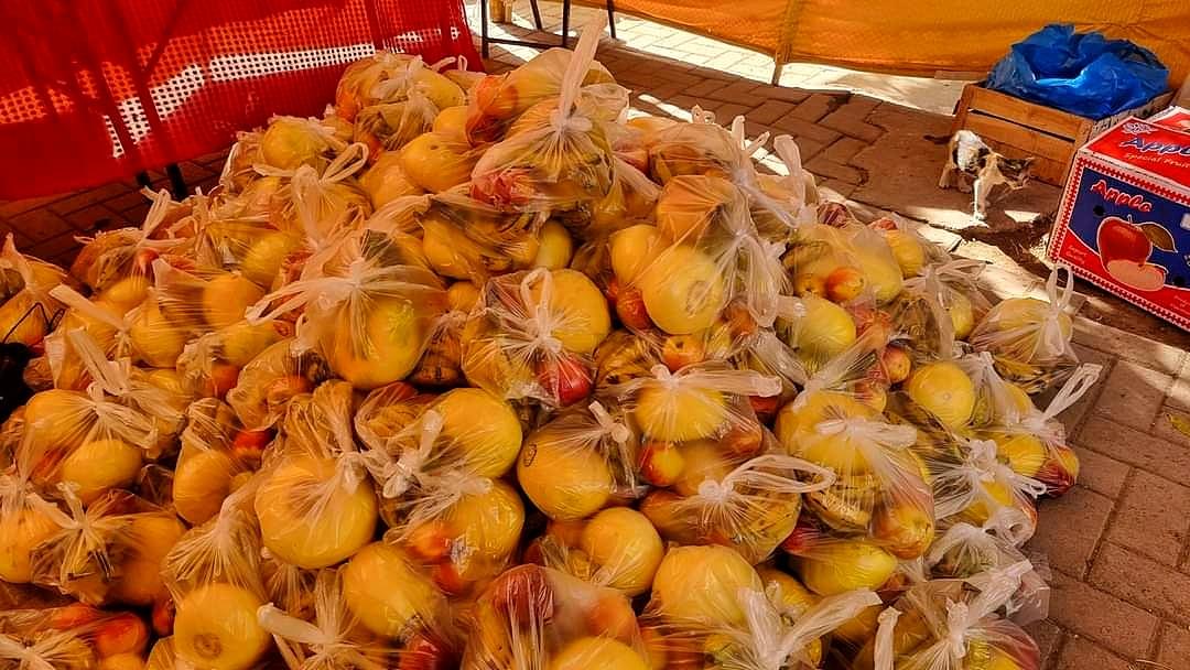 DileepKumarPak's tweet image. #MustafaHanif has set up a fruit stall infront of jail chorangi #Karachi,where he is selling fruits at a price of only Rs 10 per kg.This initiative is significant bcz fruits are an essential part of breaking the fast during #Ramadan.
#Pakistan #Ramzan2023
#AftarHero #inflation