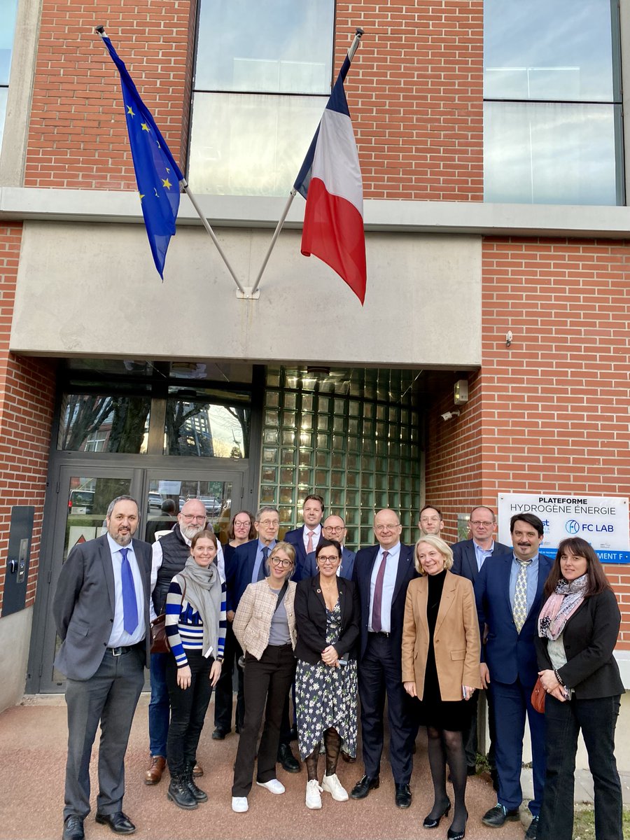 GrudlerCh's tweet photo. Deuxième arrêt : le FC Lab, pour parler hydrogène ! 💧
 
Au programme : Piles à combustibles, stockage d’hydrogène et électrolyseurs.
 
Le tout dans un laboratoire de test unique en Europe.
(4/5) https://t.co/ltH1Z1BcjE