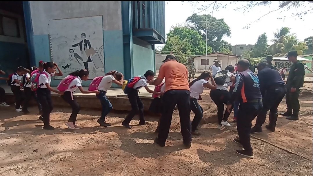 JuanaMorenodeH's tweet photo. La U.E.E. Juana Moreno de Higuera, fue participante de el Ejerció Internacional "Caribe Wabe 2023", acto que se realizó en Cabruta - Edo. Guárico.
@NaslynDayhana 
@Fundabit_ 
@ZEGuarico
@_LaAvanzadora https://t.co/mdUa0wMwrz