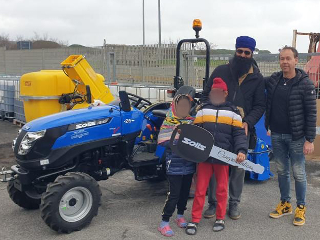 Fiaccadorimport's tweet photo. 😍 Che spettacolo! Consegna Solis S26 alla famiglia Singh ( 'azienda Kaur Mandeep ) che ringraziamo per averci accordato la loro fiducia ! 
Benvenuti nella #SolisFamily !  

.
.
.

#Trattore #Tractors #Agricoltura #Giardinaggio https://t.co/QZ7PXScrfB