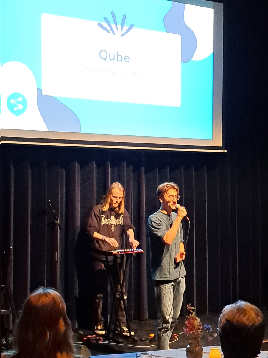 Johan_CdT's tweet photo. Spetterende afsluiting van bijeenkomst taalhuis van Qube. Erg goede tekst.....check ://youtu.be/qBtmHNkSMM8 https://t.co/tvZSJ5DE0Y