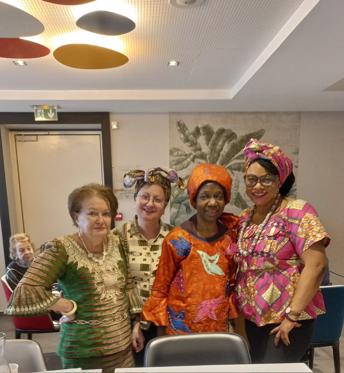Le vent chaud d' Afrique a soufflé sur <a href="/SenSaintMande/">les Jardins d'Arcadie de Saint-Mandé</a> à l'occasion du goûter africain avec les makalas (beignets africains) et le jus d'hibiscus. Merci à notre Adéle pour la préparation et les résidentes pour de belles tenues colorées. Hakuma Matata !