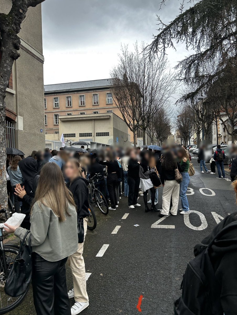 MJCF_63's tweet photo. Nous étions avec nos camarades des syndicats aujourd’hui dans les rues clermontoises pour la manifestation historique contre la réforme de Macron ✊ https://t.co/zQTLM8gpPe