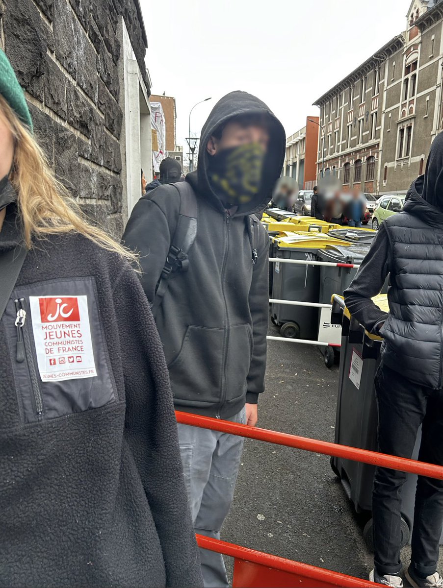 MJCF_63's tweet photo. Nous étions avec nos camarades des syndicats aujourd’hui dans les rues clermontoises pour la manifestation historique contre la réforme de Macron ✊ https://t.co/zQTLM8gpPe