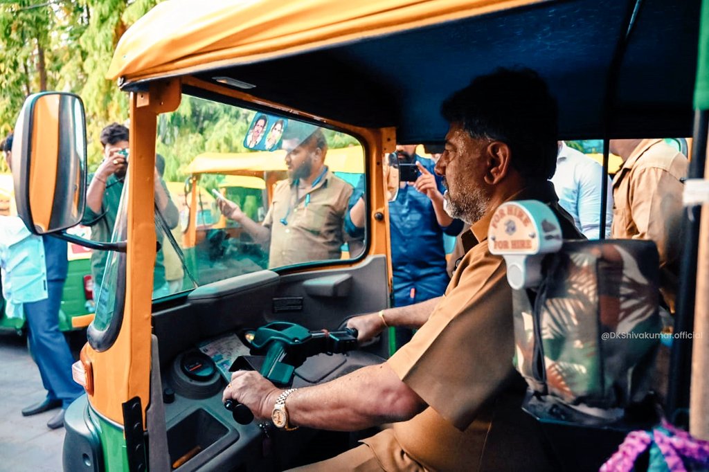 DKShivakumar's tweet photo. ಆಟೋ ಚಾಲಕರು ಬೆಂಗಳೂರಿನ ನರನಾಡಿಗಳಂತೆ ಕೆಲಸ ಮಾಡುತ್ತಿದ್ದಾರೆ. ಹಾಗಾಗಿ ಶ್ರೀಸಾಮಾನ್ಯರಿಗೆ ಆಪತ್ಕಾಲಕ್ಕಾಗುವ ಸ್ನೇಹಿತರಾಗಿದ್ದಾರೆ. ಇಂದು ಬೆಂಗಳೂರಿನ ಅರಮನೆ ಮೈದಾನದಲ್ಲಿ ಆಟೋ ಚಾಲಕರೊಂದಿಗೆ ಸಂವಾದ ನಡೆಸಿ, ಕಾಂಗ್ರೆಸ್‌ ಗ್ಯಾರಂಟಿಗಳ ಬಗ್ಗೆ ವಿವರಿಸಿದೆ. ಅವರ ಬದುಕಿನಲ್ಲೂ ʼದೀಪಾವಳಿʼ ಬರಲಿದೆ ಎಂದು ಭರವಸೆ ತುಂಬಿದೆ. https://t.co/RvgswV8k6u