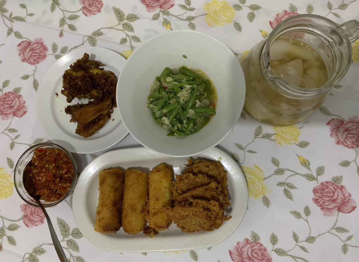 asridwil's tweet photo. [ramadhan-iftar] perlu diabadikan tp di sini aja. ini pertama kali, biasanya tinggal makan.
*this pict was taken by suamik 🤫🥰 https://t.co/XbuaubtsJE