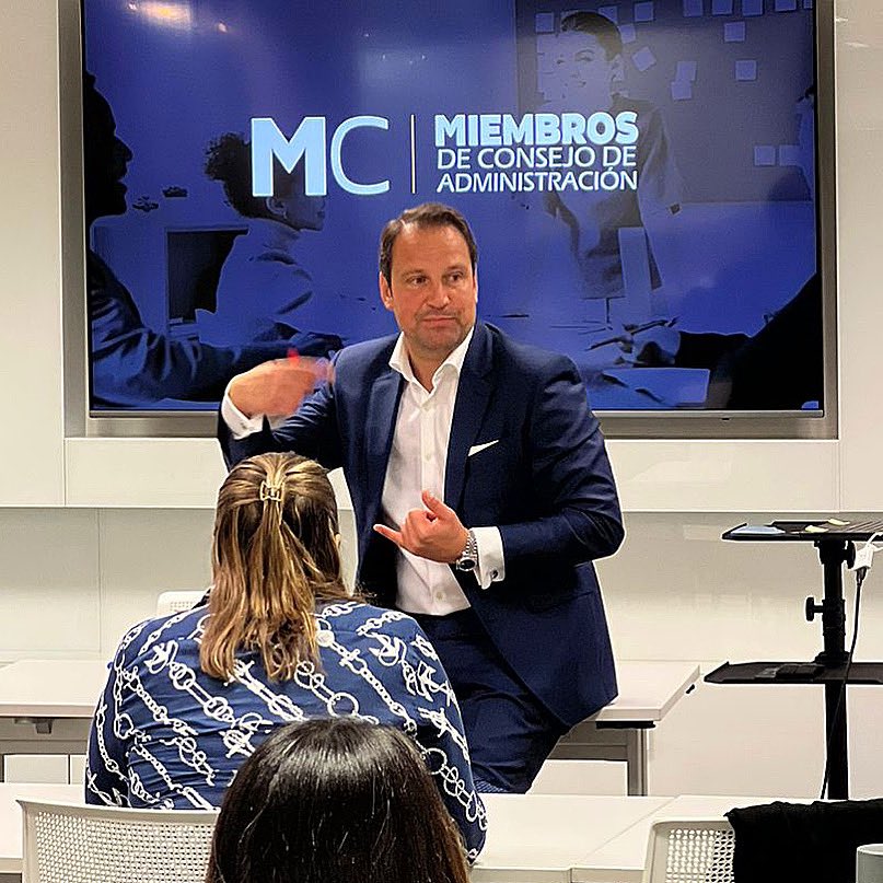 JaimeOzores's tweet photo. ▶️ Orgulloso de formar a directivas para que sean futuras consejeras de éxito 🎯

El objetivo es claro:  en 2040 debe haber un 40% de presencia del talento femenino. Vamos a por ello!🚀

@odgersberndtson #Odgers #CEO #Headhunter #Talent #Leadership #OBSpain #liderazgofemenino https://t.co/WagZgGQpXW